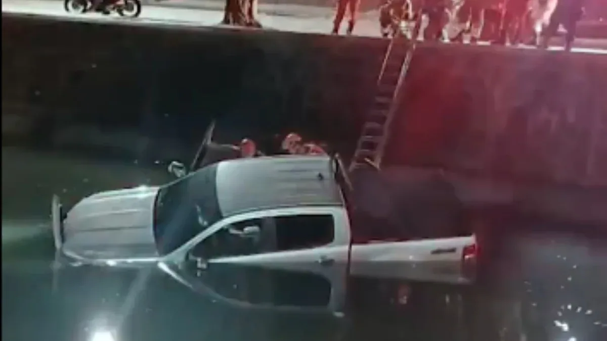 Caminhonete cai em canal no Leblon e motorista é resgatado