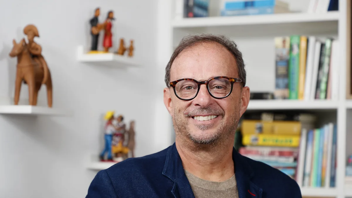 Octavio Guedes lança livro de histórias paralelas