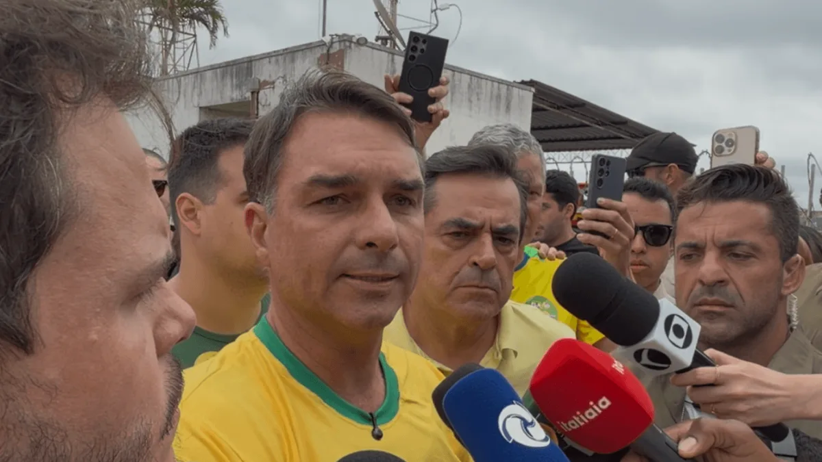 Flávio Bolsonaro diz que mundo espera troca de governo