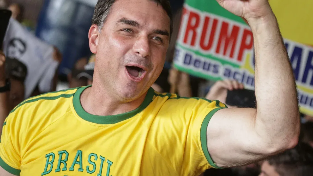 Posts pagos de fora apontam Flávio favorito