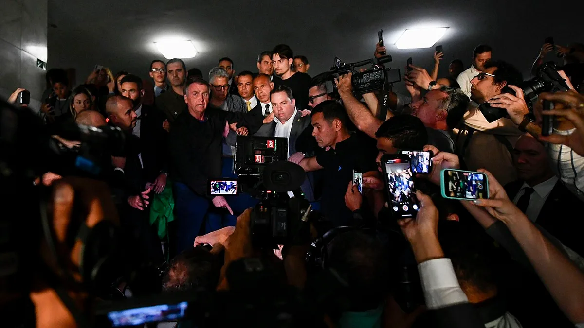 Jair Renan tenta abonar falta e sofre dura crítica
