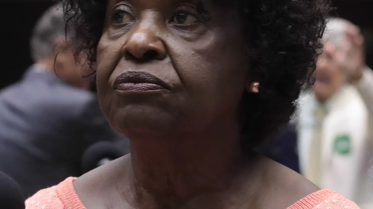 Benedita lidera disputa ao Senado no Rio, diz pesquisa