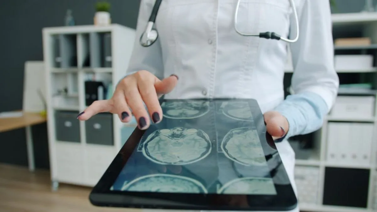 Neurocisticercose: cérebro com cistos e larvas