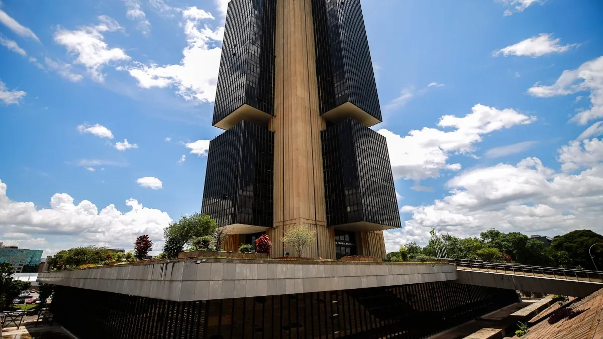 Copom alerta contra risco fiscal e freia corte da Selic