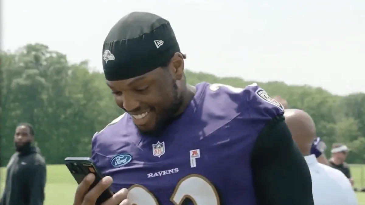Astro da NFL cita Pelé antes do jogo no Rio