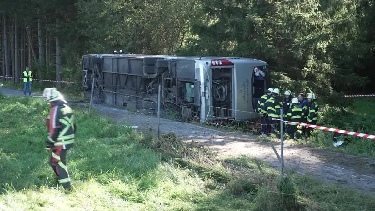 Ônibus turístico bate na Alemanha e deixa dois mortos