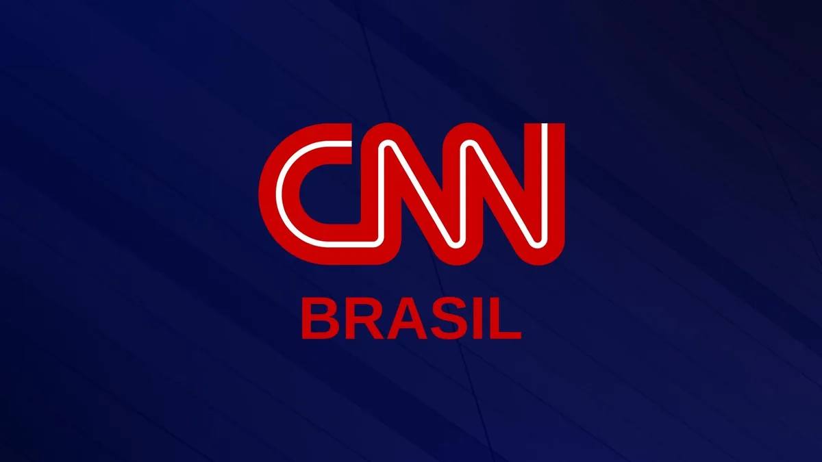 Maré alta destrói casas e praias na Califórnia