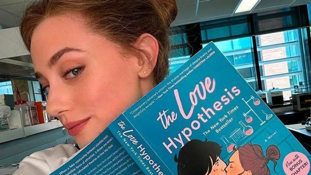 Lili Reinhart compara sua vida com a de Olive Smith