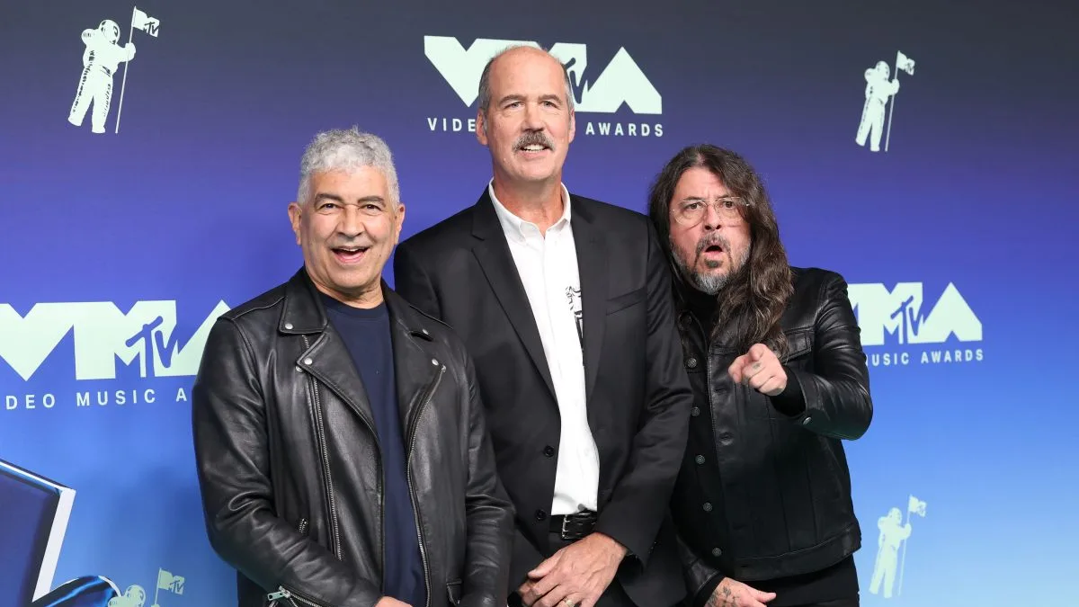 Trio do Nirvana chega ao VMA para receber prêmio