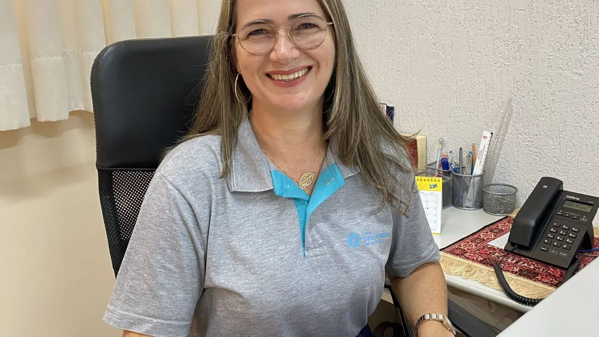 Ex-bolsista vira diretora de colégio em Goiás após 40 anos