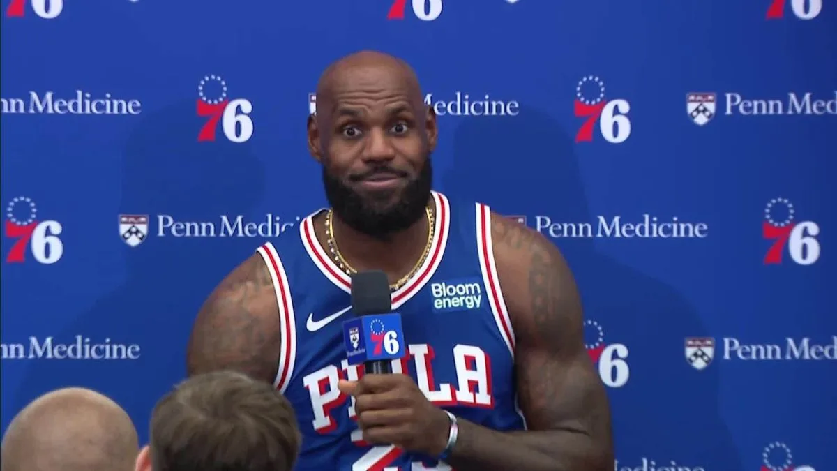 LeBron James é apresentado pelo 76ers na Filadélfia