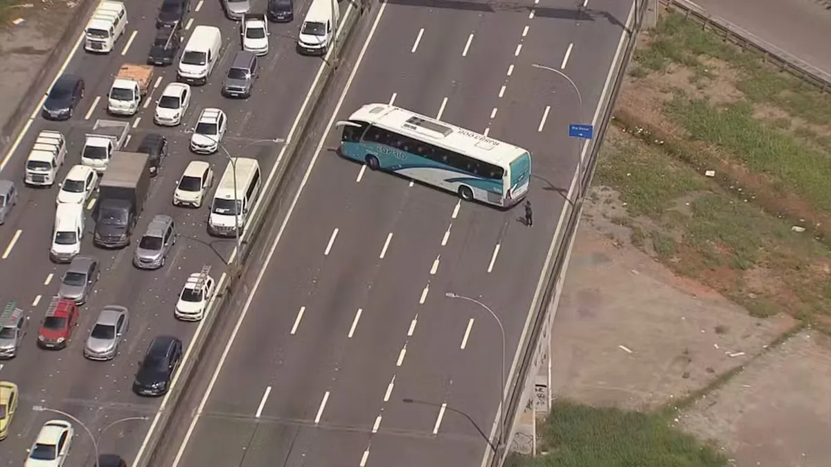 Criminosos usam ônibus escolares em barricada na Linha Vermelha