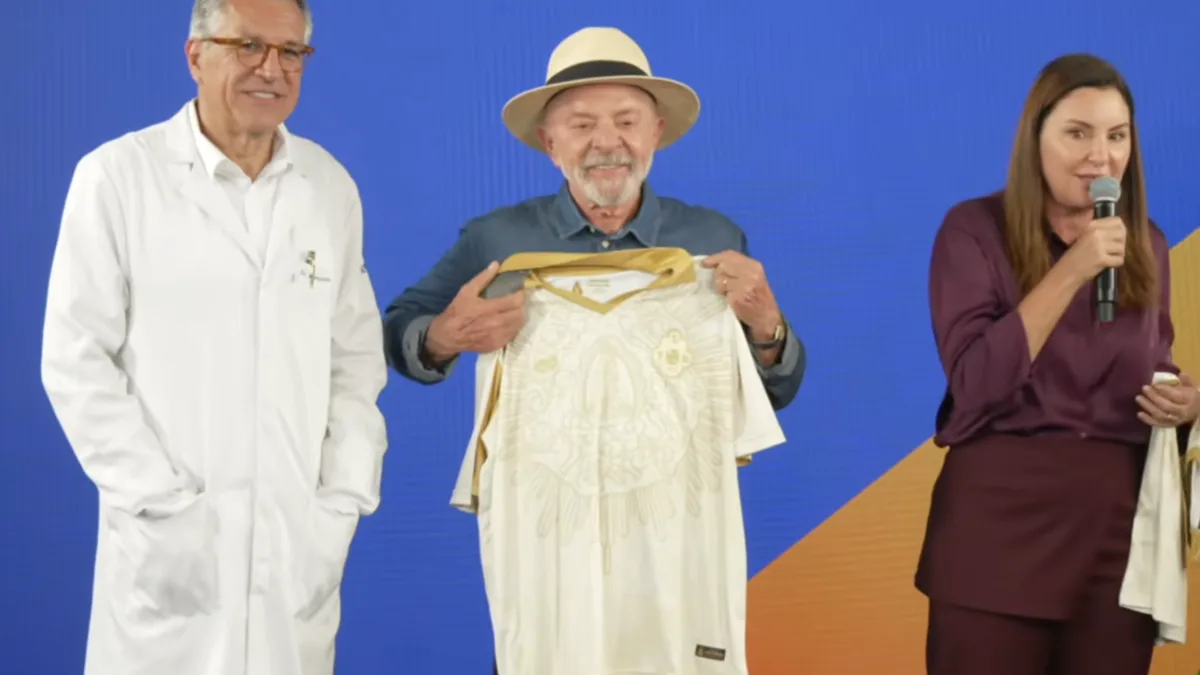 Lula ganha camisa da Tuna Luso em Belém