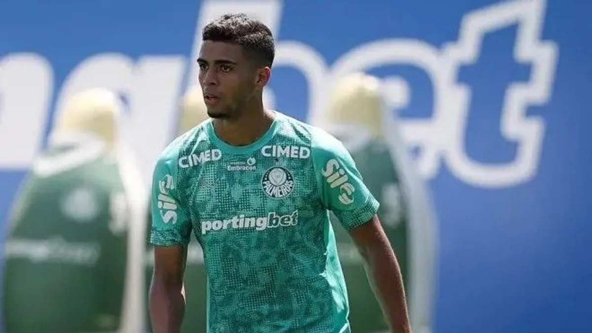 Palmeiras breca Europa e renova com lateral Arthur