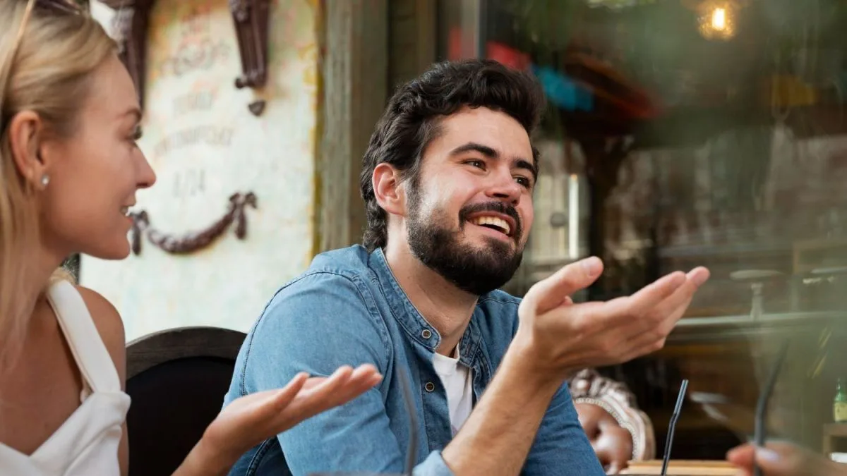 Ciência revela por que falamos gesticulando