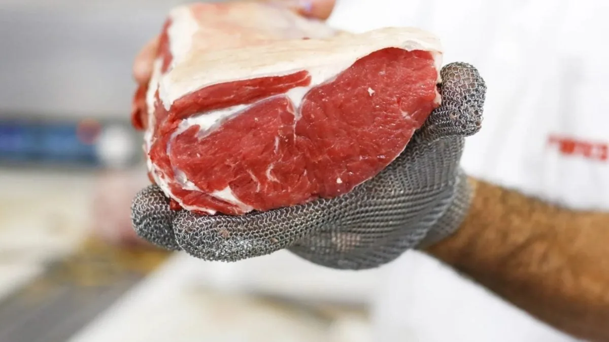 China libera 4 frigoríficos, mas cota de carne esgota