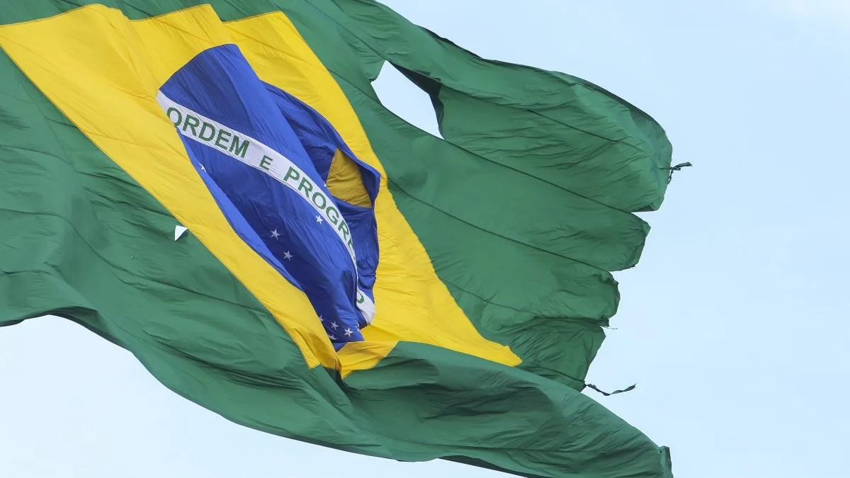 Bandeira da Praça dos Três Poderes aparece rasgada
