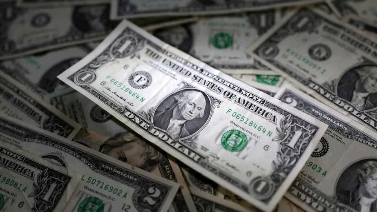 Comprar dólar de última hora encarece viagem e traz riscos
