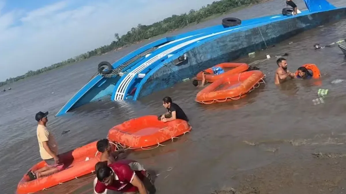 Barco naufraga no Amazonas após bater em tronco de rio