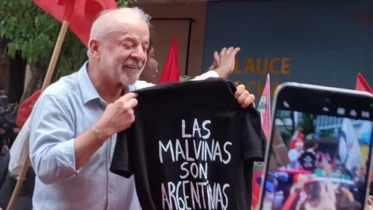 Lula exibe camisa com frase sobre as Malvinas