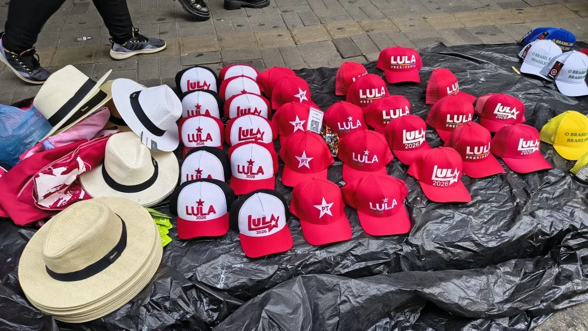 Chapéus de R$ 50 viram febre em ato de Lula em SP