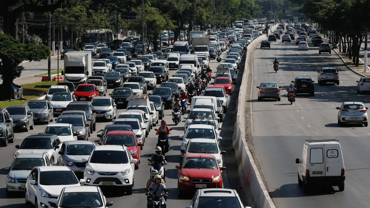 França endurece punição contra celular ao volante
