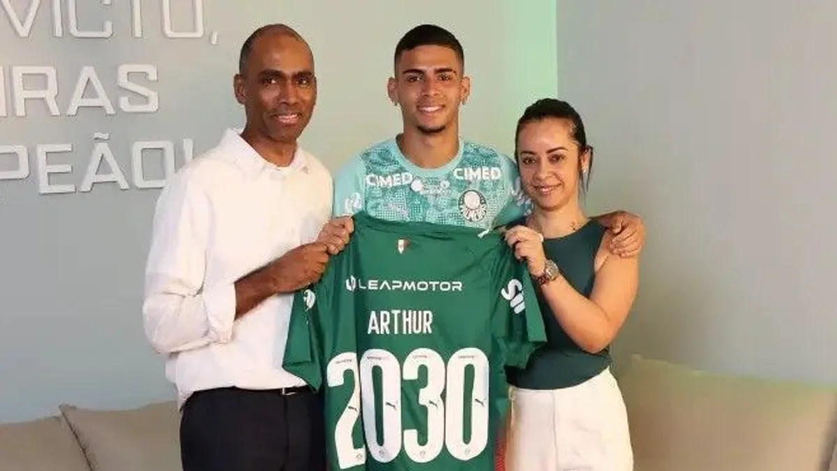 Palmeiras renova contrato com lateral Arthur até 2030