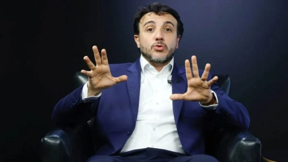 Renan Santos elogia marxista e culpa o capitalismo