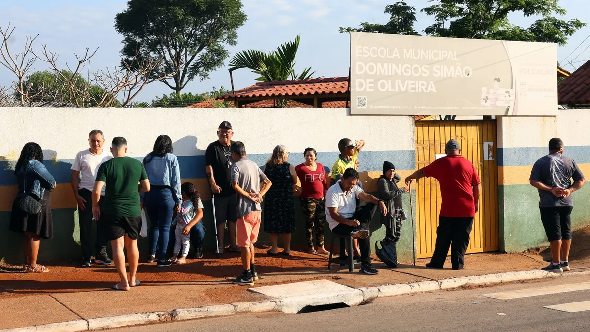 Eleitores votam sob emoção em escola que foi curral