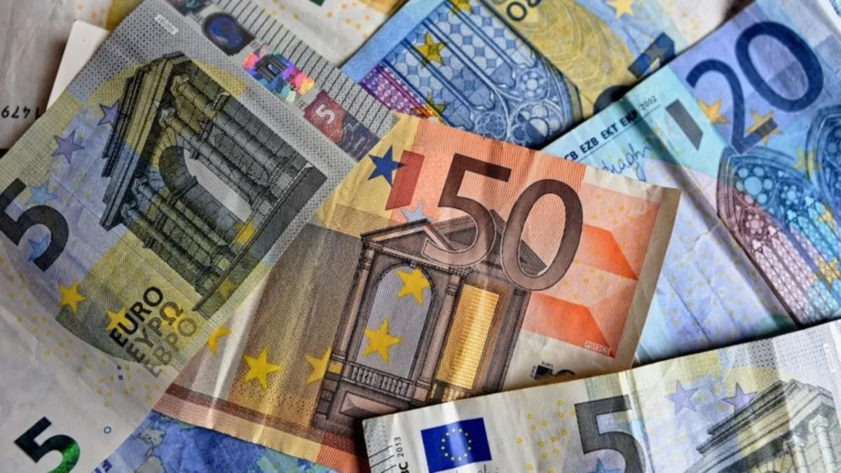 Euro cai ao menor valor em 17 meses com crise fiscal