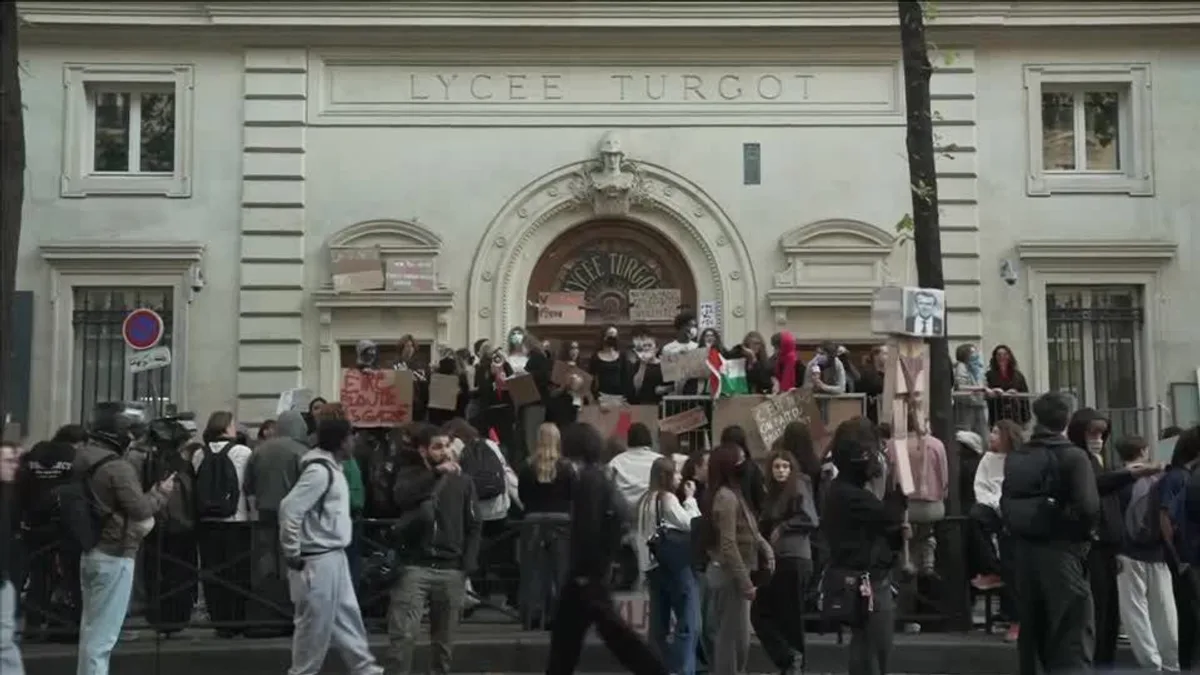 Protestos na França fecham 400 escolas e deixam ferido