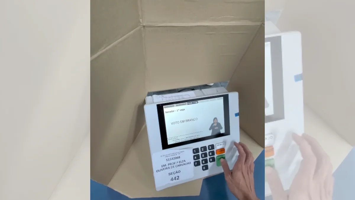 Influenciador grava voto com óculos inteligente no DF