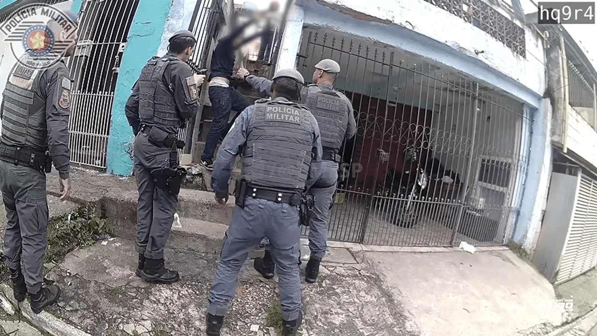 Homem agride mulher e tenta fugir pelo telhado em SP