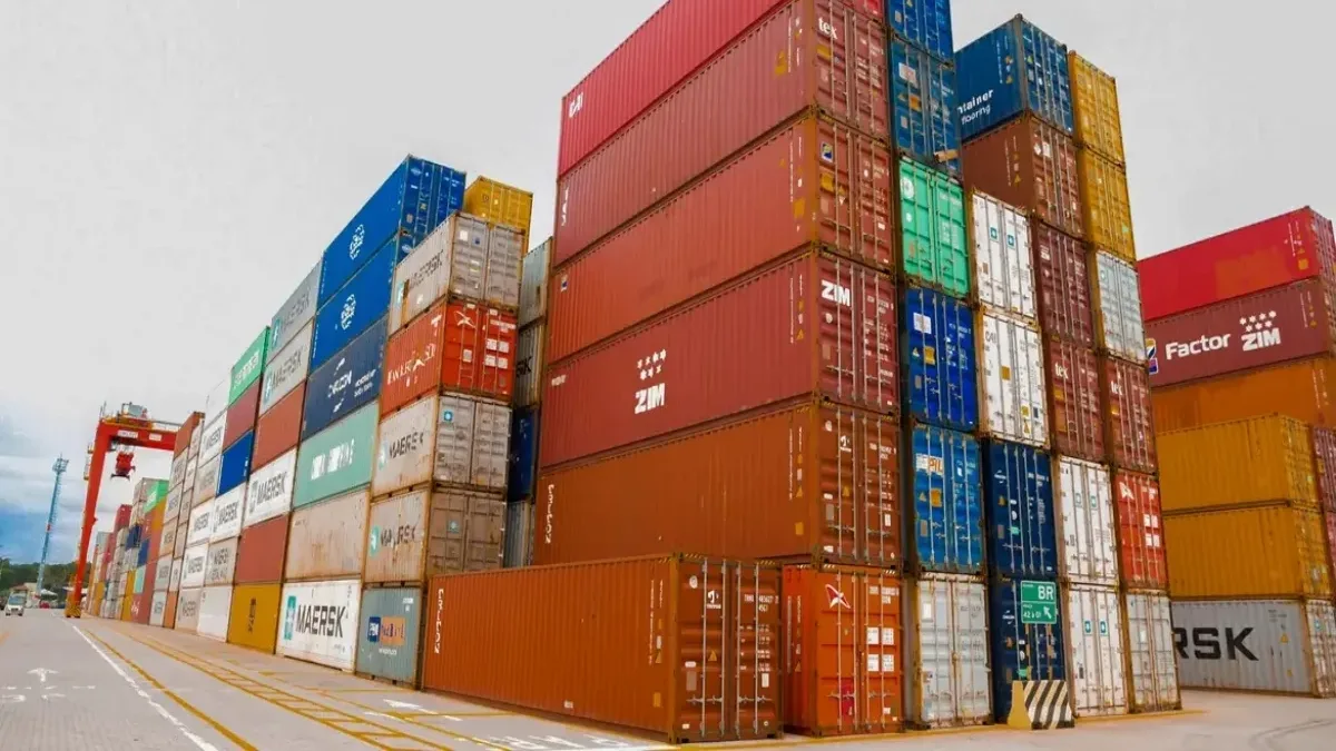 Balança comercial tem superávit de US$ 7,7 bi