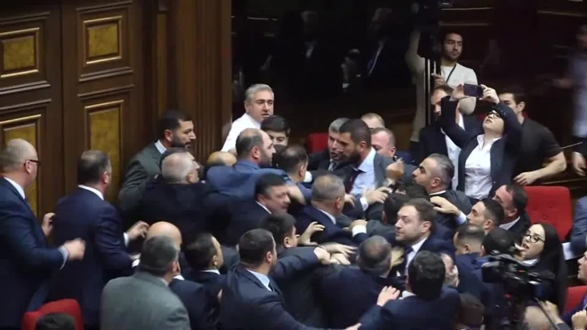 Deputados entram em luta corporal no Parlamento armênio