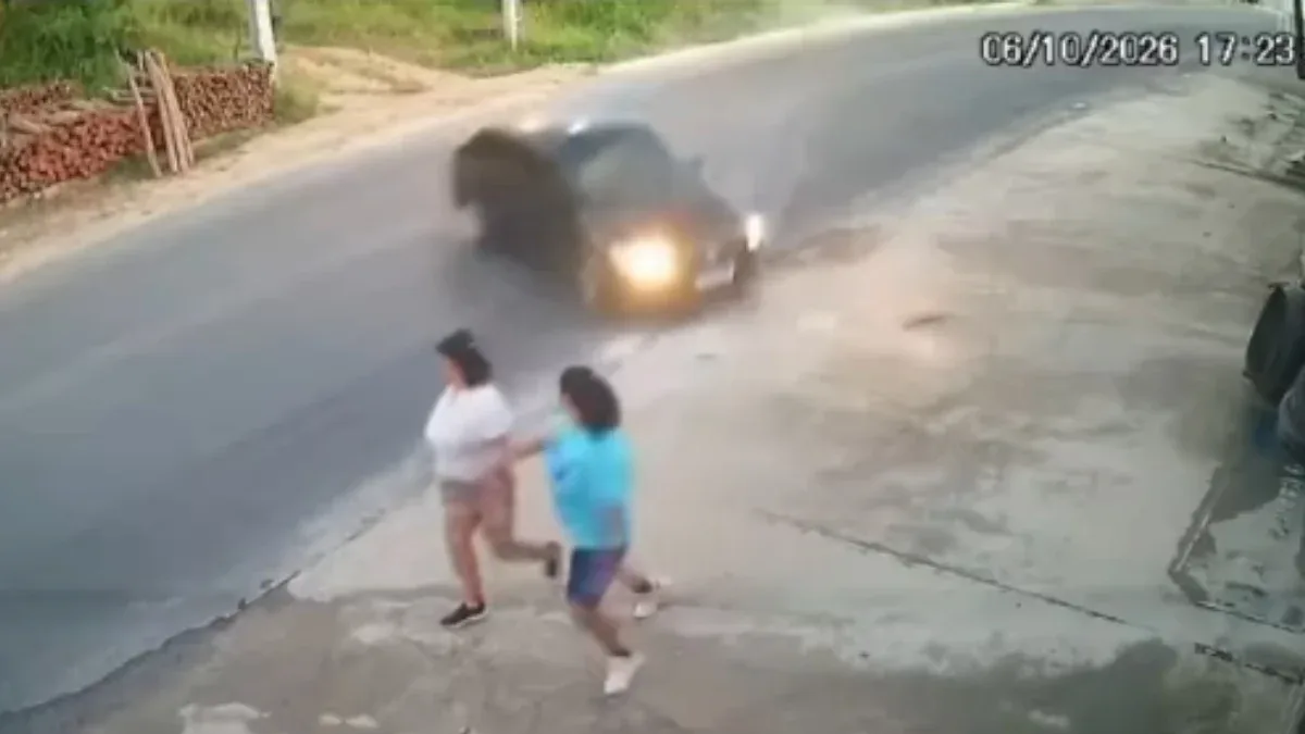 Carro atropela duas irmãs após derrapar em pista